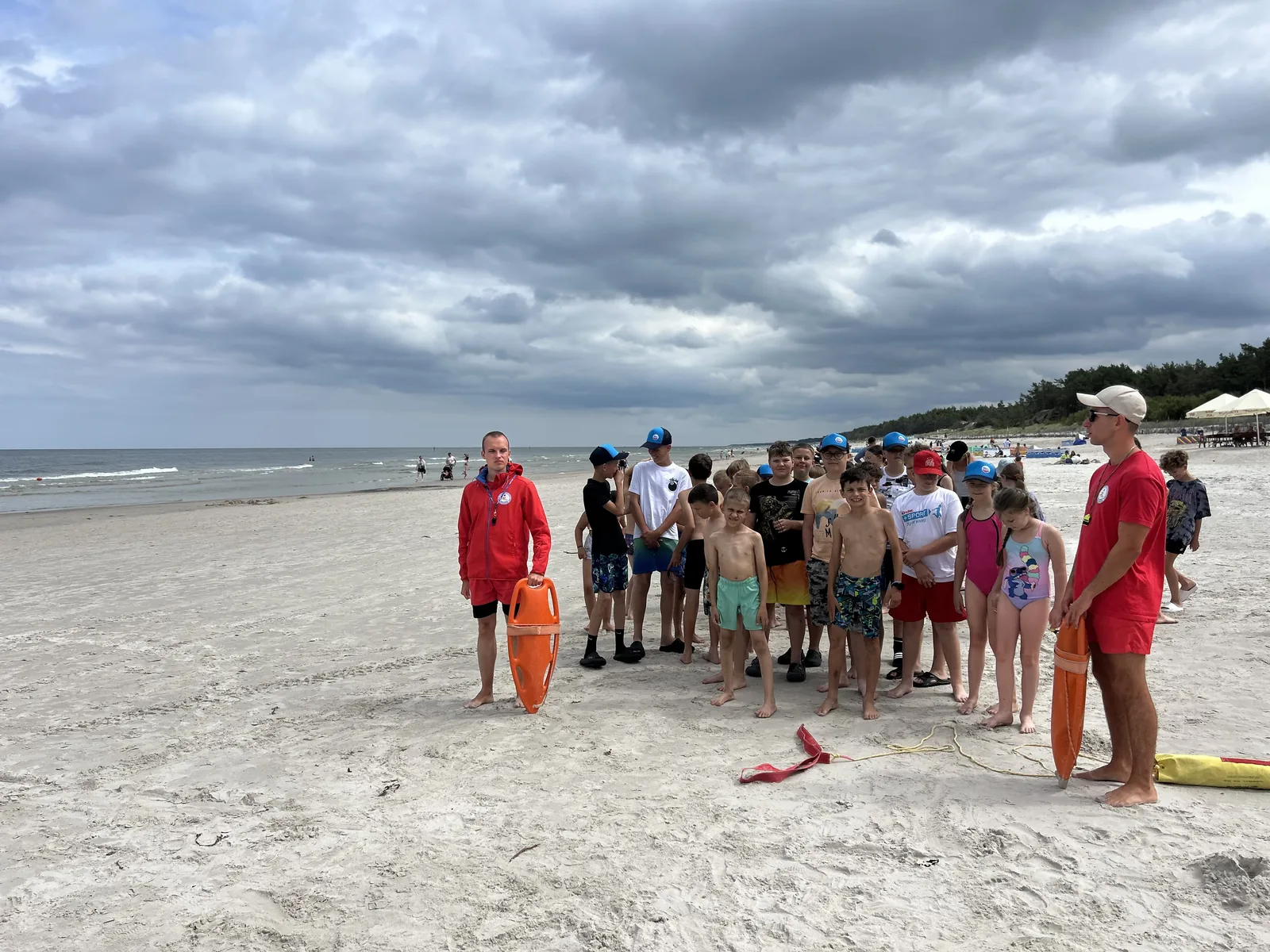Grupa dzieci ustawiona na plaży